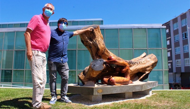 Magoa escultura de Fabián Lage co alcalde de Carballo