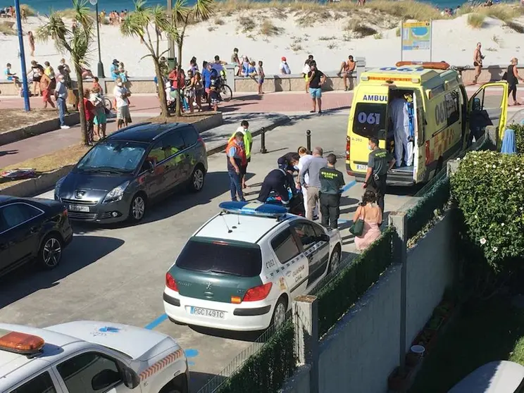 Muller evacuada na praia de Laxe 2