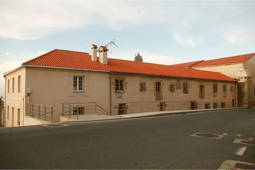 A oficina de turismo da Laracha esta na Casa Reitoral de Caion