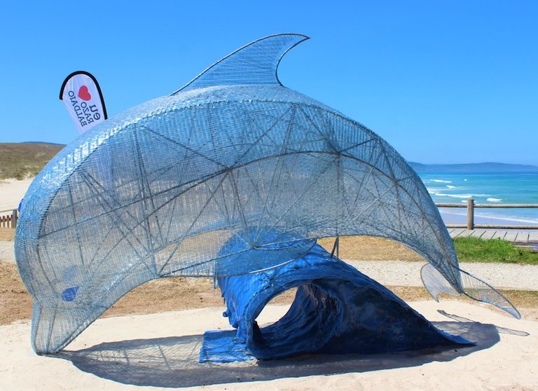 Arroaz contra os plasticos na praia Pedra do Sal-Carballo copia