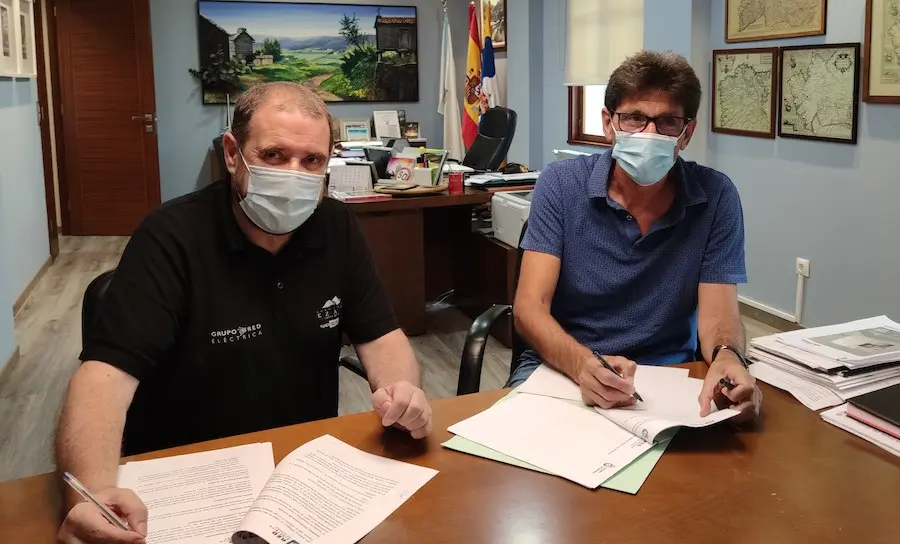 Carlos González Patiño de Red Electrica co alcalde de Dumbria Jose Manuel Pequeno