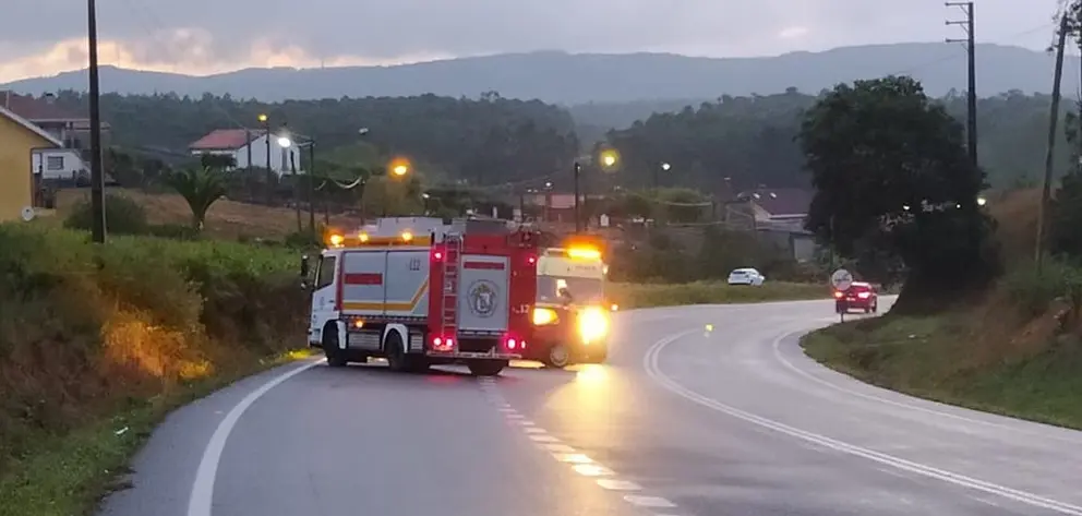 Accidente en Vimianzo-Foto-Bombeiros