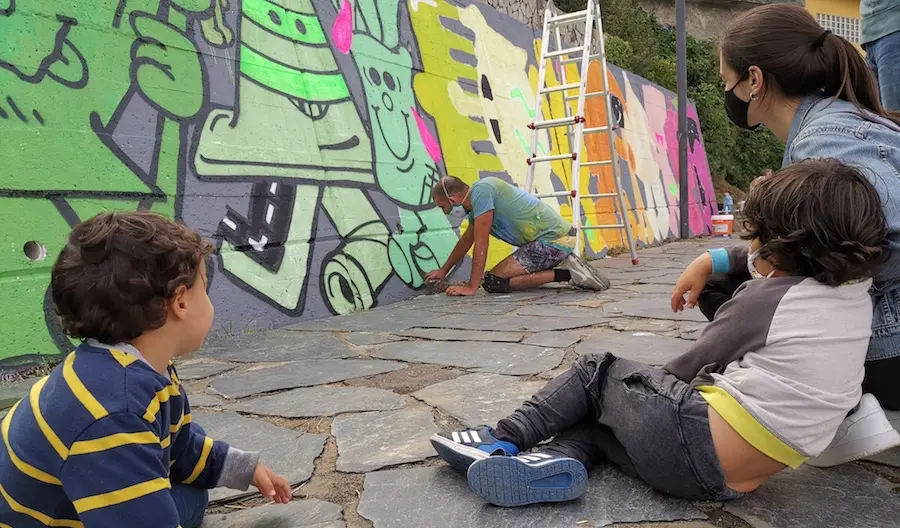 O Pelucas pintando o mural no Festival Artenaura