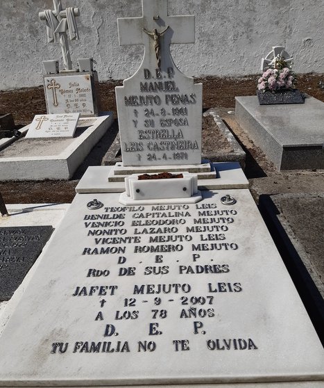 Lapida de Manuel Mejuto Penas e Estrella Leis Castineira