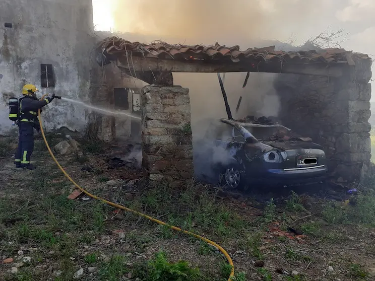 Incendio vehiculo en Cernide-Carballo