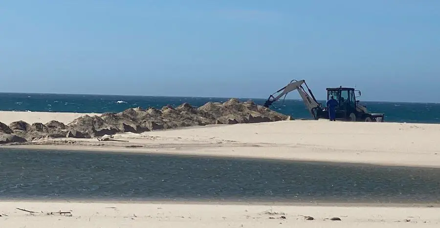 Maquinaria pesada na lagoa de Traba