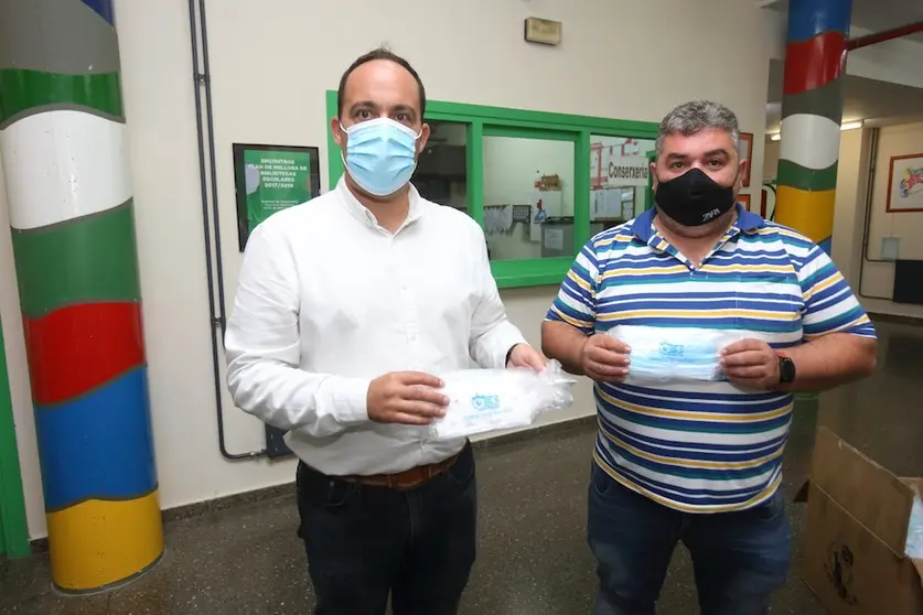 Malpica reparto de mascaras nos coles