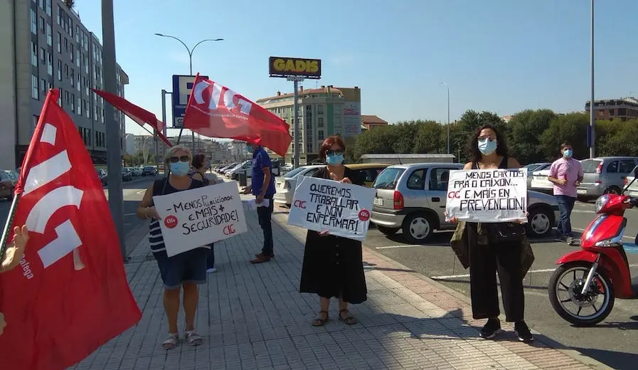 Manifestacion diante do HIper Gadis de Carballo