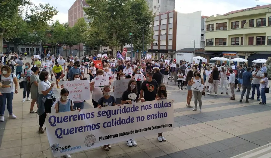 Concentracion por aulas seguras en Carballo