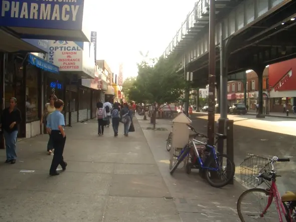 A liña elevada do metro, co seu ruído constante, marca a barriada de Astoria