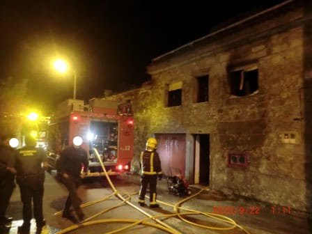 Bombeiros de Cee sufocando un Incendio dunha vivenda en Buxan-Dumbria