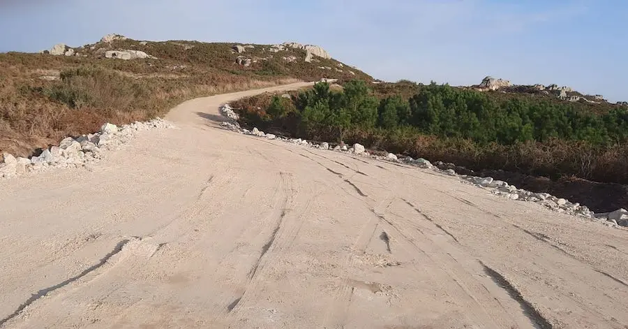 Pista realizada para a repotenciacion do Parque Eolico de Corme nunha finca sen expropiar