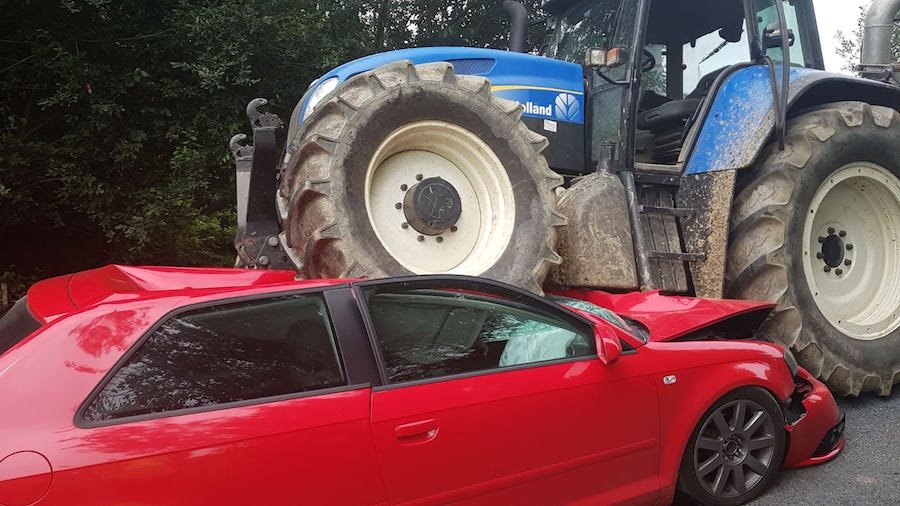Foto de arquivo dun accidente entre un coche e un tractor