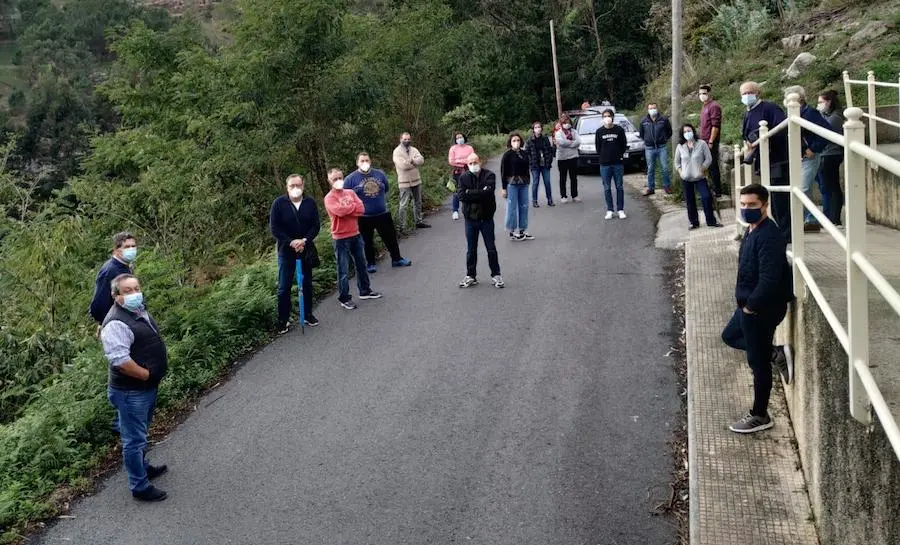 Xuntanza da Asociacion de Vecinos de Gures Vecinos de Canelinas con barco 