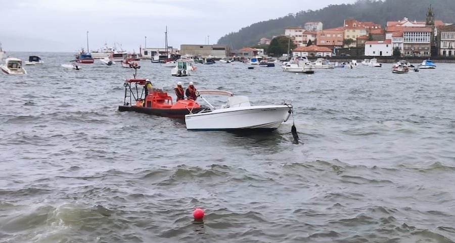 A embarcacion de Salvamento rescatando unha gamela en Corcubion