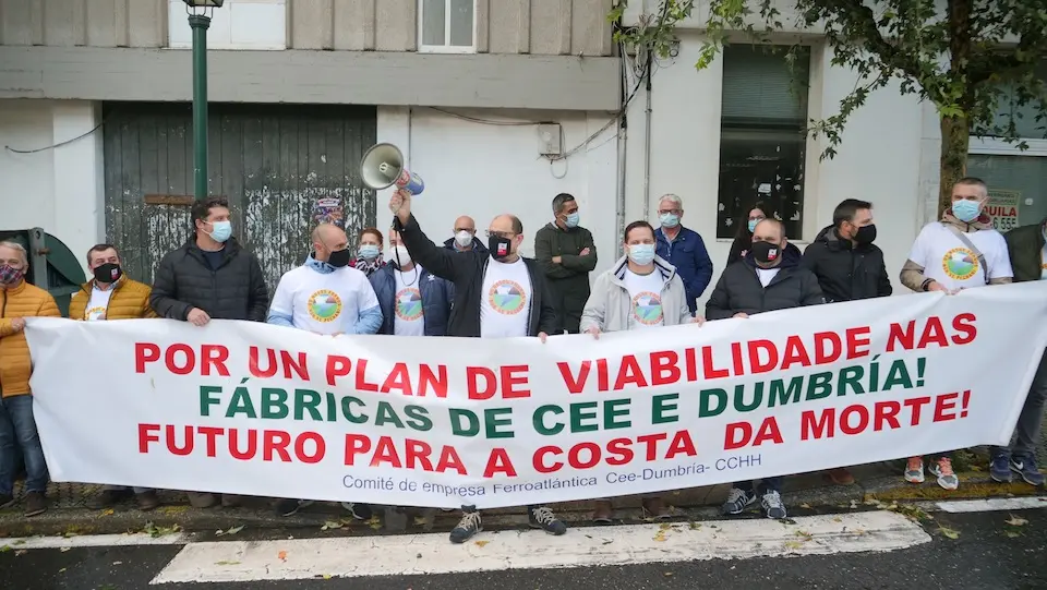 FOTO BNG E TRABALLADORES FERROATLANTICA ANTE O PARLAMENTO copia