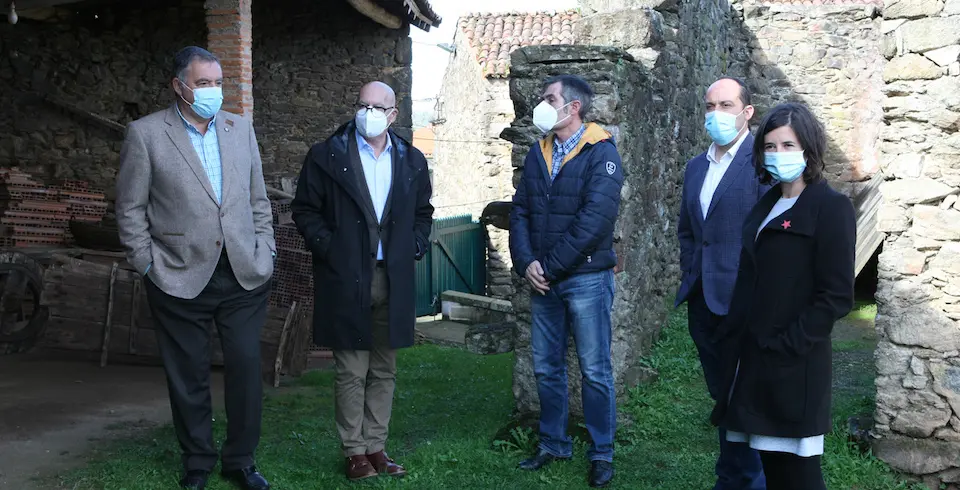 Visita do alcalde de Oleiros e a Deputacion a Buno