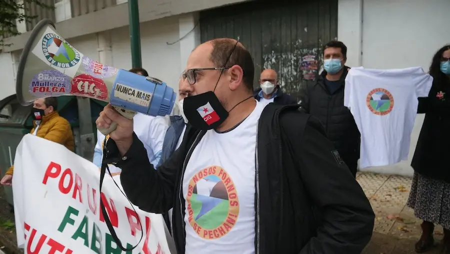 Alfonso Mouzo presidente do Comite de XEAL da CIG as portas do Parlamento Galego