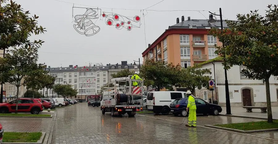 Instalacion do alumeado de Nadal en Cee-Foto-Rafa Quintans