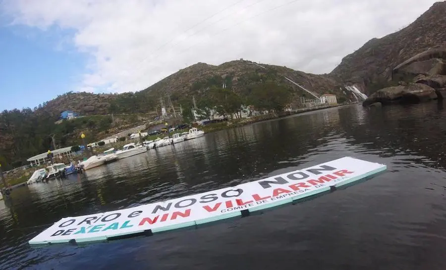 Pancarta posta durante a volta polos traballadores de XEAL no Ezaro