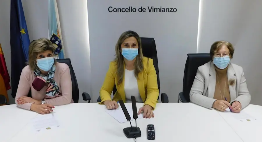 Alcaldesa de Vimianzo coas presidentas da Cruz Vermella e Caritas da vila