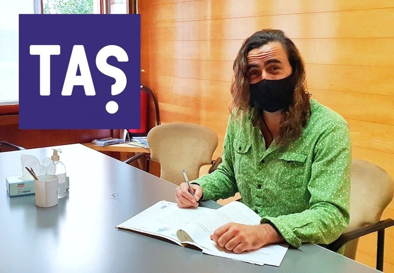 Ruben Prieto asinando a TAS APP