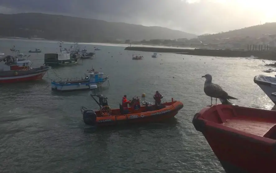 Operativo de busca do baies no porto de Laxe-foto-Vitor de Mira