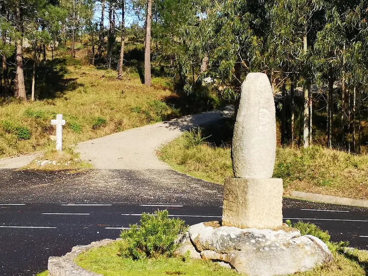 Pondal vixia a entrada ao Monte das Salgueiras