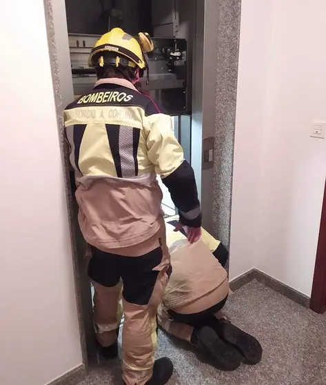 Os Bombeiros rescatan unha persoa dun ascensor