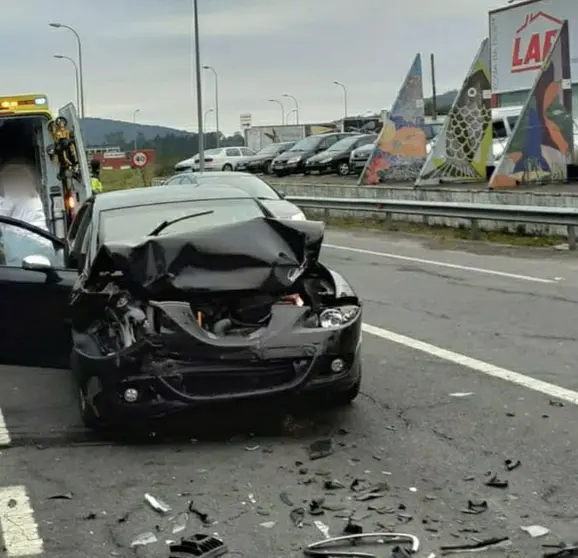 Accidente de Trafico en Cee diante de lar