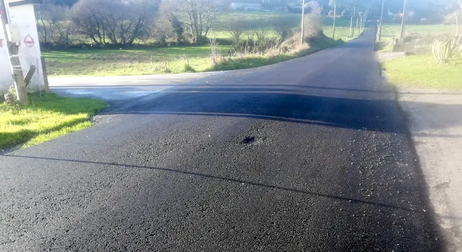 Fochancas na recen renovada estrada A tourinan