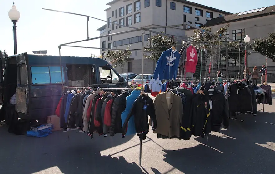 Posto de roupa no Mercado Dominical de Cee