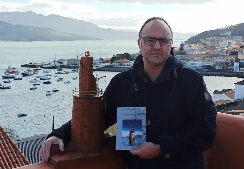 Vicente Jesus Bernal co libro sobre o Carromeiro e unha maqueta feita por Pepe do Raio