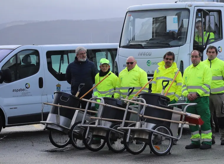 Traballadores de Aspaber que limpan Malpica