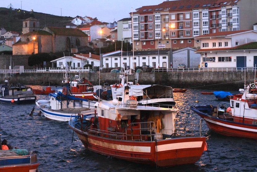 Barcos de baixura no porto de Laxe-Foto-Camino dos Faros 2 copia