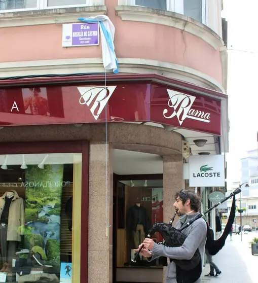 Fernando Nieto na rua Rosalia de Castro de Carballo