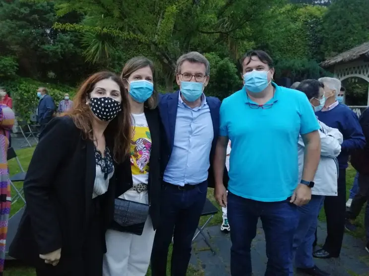 As concelleiras Beatriz Martinez e Marta Carrilo con Feijoo e Daniel Garcia Cotelo