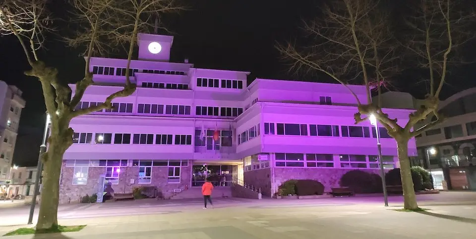 Concello de Carballo morado polo Dia da Muller