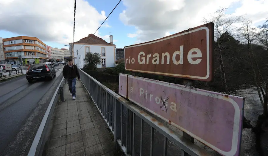 A ponte do rio Grande na Piroga separa Baio de Vimianzo