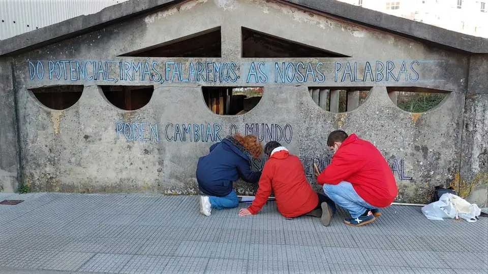 Intervencions artistas nas ruas de Carballo polo Dia da Poesia2