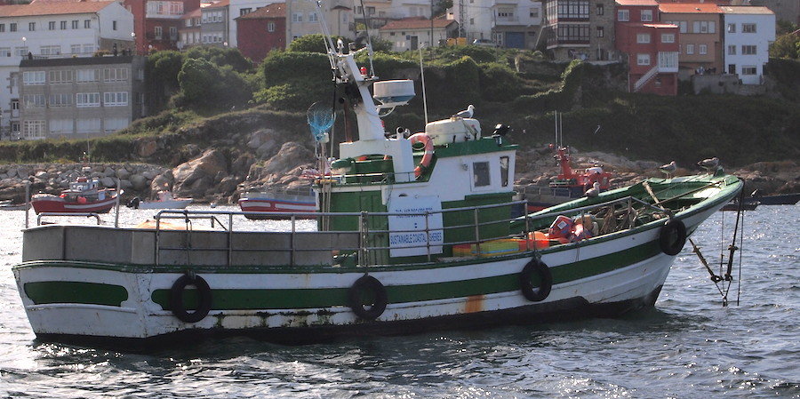 Barco da pesca artesanal en protesta contras os TACs en 2012