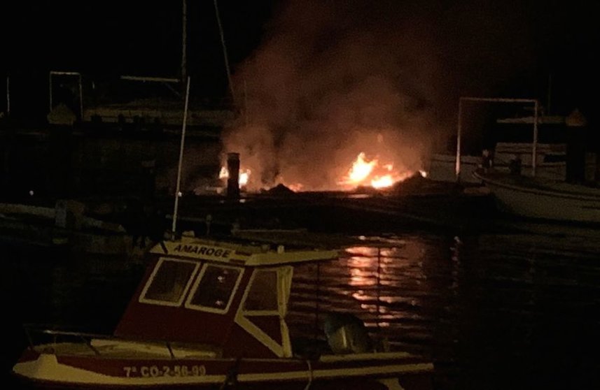 Barco ardeu en Camarinas 2