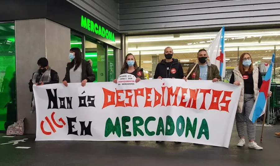 Concentracion contra os despedimentos do Mercadona de Cee 2