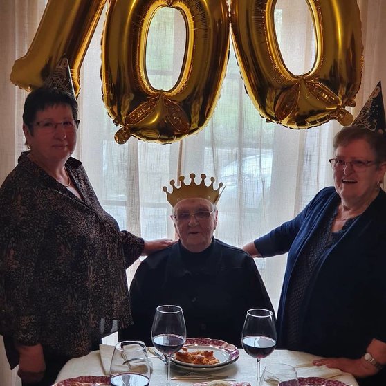 María de Medes de Carnota coas suas fillas Pilar e Gelines cumple 100 anos