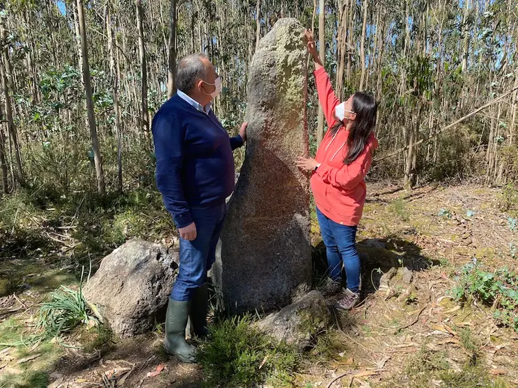 Alcalde e concelleira de Cultura Patricia Bello xunto ao menhir de Erboedo