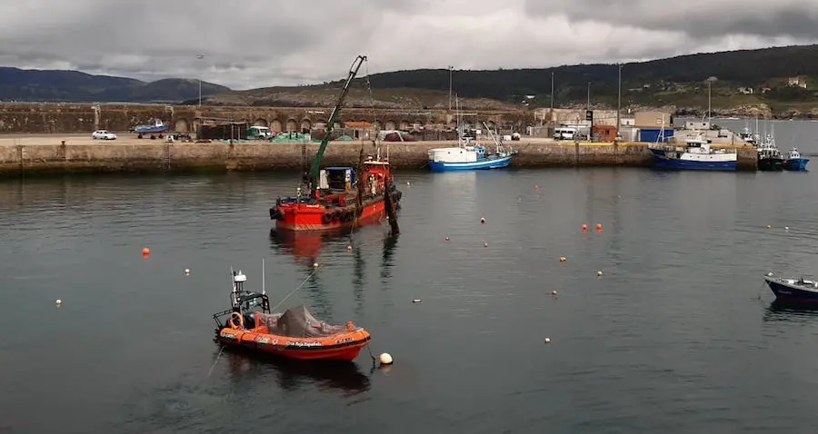 Embarcacion de fondeo hoxe xa no porto de Laxe