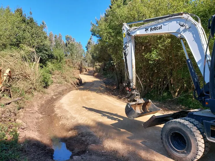 Obras no camino do Rego Xareira de Malpica