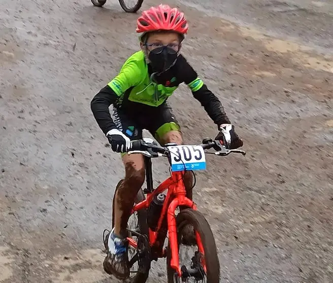 Ciclista pequeno do Club Ciclista Carballo Vazquez y Reino en Santiago