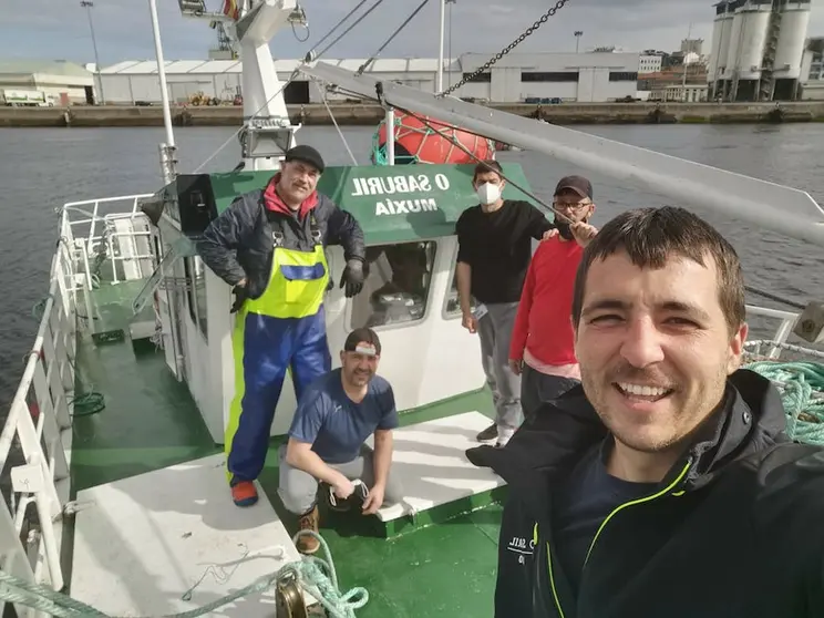 Iago Guisamonde coa Tripulacion do Saburil barco de pesca artesanal de Muxia