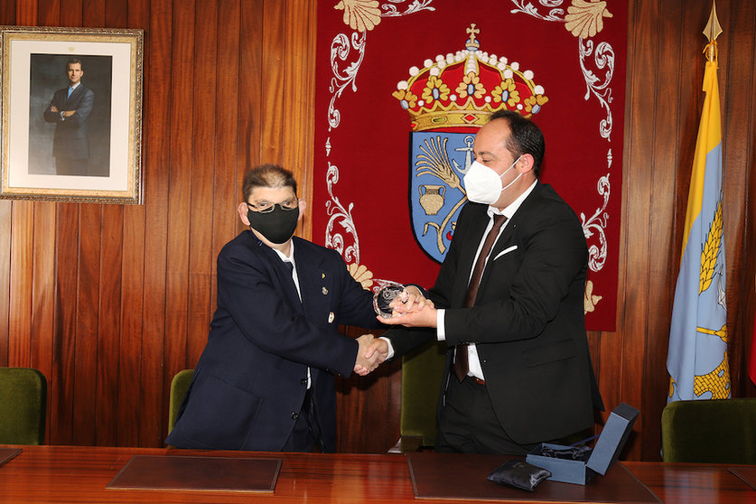 Adrian Verdes co alcalde de Malpica